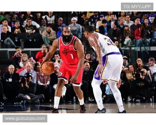 NBA最新动态：詹姆斯复出助湖人豪取三连胜 哈登加盟快船引爆全联盟关注